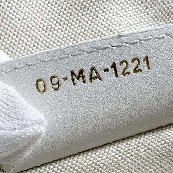 CHRISTIAN DIOR White Leather Shoulder Bag - Picture 13 of 13